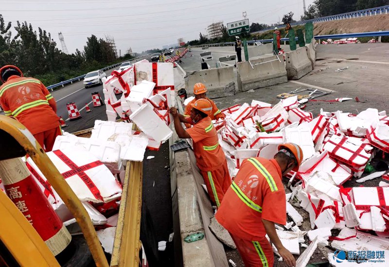 河南交投交通建设集团高速养护人员用坚守向祖国献礼